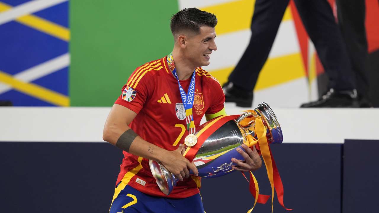 Alvaro Morata con il trofeo di Euro 2024 - Fonte LaPresse - wintersport-news.it