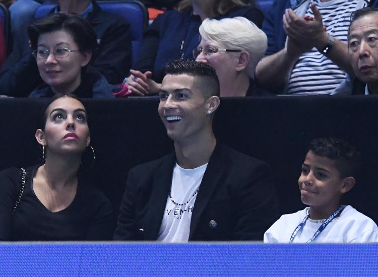 Cristiano Ronaldo tra la moglie e il figlio - fonte Ansa Foto - Wintersport-news.it